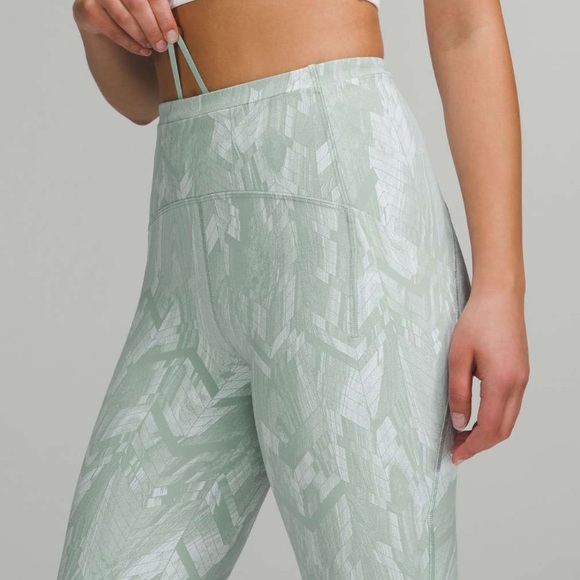 Swift Speed High-Rise Tight 28"
Reverberate Chevron Jacquard Silver Blue… - Picture 7 of 10